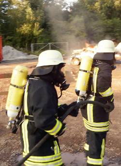 Angriffstrupp beim PKW-Brand