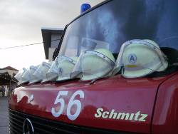 Helme auf der Motorhaube